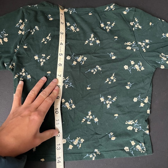 Brandy Melville V neck Crop top Dark Green Floral Amat’s Tee - Picture 4 of 5